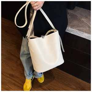 Détail du sac seau blanc avec fermoir boule argenté et texture cuir grainé