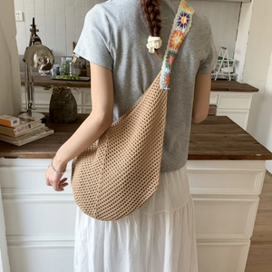 Détail du sac cabas en crochet avec bandoulière aux motifs floraux colorés faits main