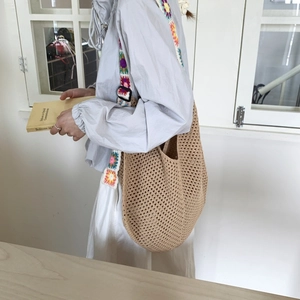 Détail du sac cabas au crochet ajouré avec bandoulière fleurie colorée brodée