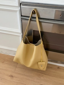 Borsa tote giallo brillante in pelle con motivo litchi e ampio design hobo moderno