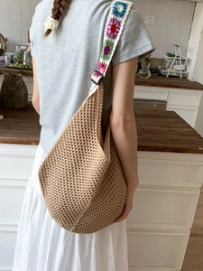 Sac fourre-tout en crochet ajouré avec bandoulière fleurie arc-en-ciel pour l'été