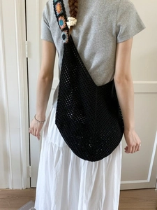 Sac hobo au crochet noir avec bandoulière à motifs de marguerites colorées