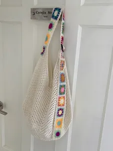 Sac fourre-tout au crochet bohème avec bandoulière fleurie et design ajouré beige