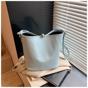 Sac fourre-tout élégant en cuir bleu clair avec fermoir boule en métal argenté