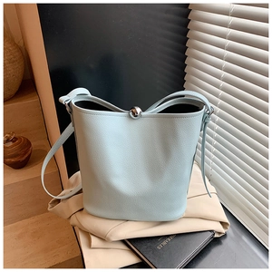 Détail du sac seau en cuir grainé vert menthe avec fermoir en perle métallique argentée