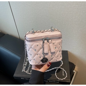 Dettaglio mini borsa trapuntata rosa con strass e ciondolo a forma di rosa