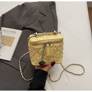 Dettaglio della mini borsa vanity gialla trapuntata con strass e rosa