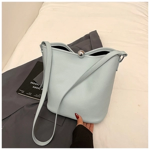 Détail du sac seau vert menthe en cuir grainé avec fermoir sphérique en métal argenté