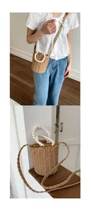Détail du sac seau en paille avec grande poignée en perles blanches et bandoulière