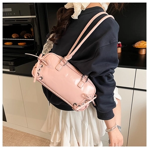 Borsa sottobraccio in pelle verniciata rosa con occhielli laterali e dettaglio fiocco in seta