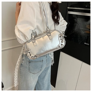Borsa sottobraccio argento metallizzato con fiocchi intrecciati vista laterale