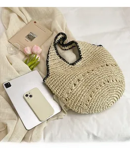 Comparaison détaillée de la taille du sac en paille avec un iPad et smartphone