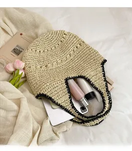 Vue de dessus du grand sac en paille montrant l'intérieur spacieux et les articles