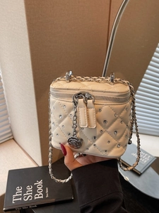 Mini borsa trapuntata beige in pelle con strass e ciondolo a forma di rosa