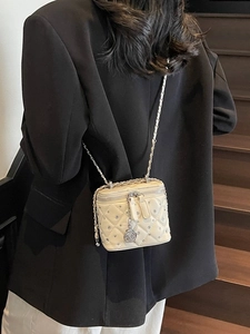 Mini borsa a tracolla trapuntata bianca con strass e ciondolo a forma di rosa