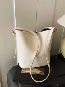 Sac seau minimaliste en cuir grainé blanc cassé avec boucle sphérique argentée pour femme