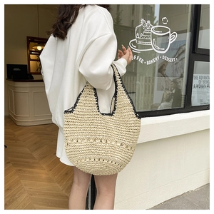 Détail du sac bandoulière en paille avec bordure crochet noire et grand format plage