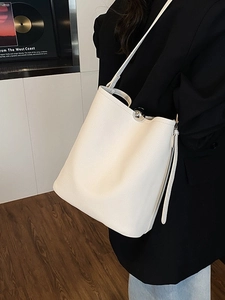 Sac seau blanc tendance en cuir grainé avec fermoir magnétique métallique pour femme