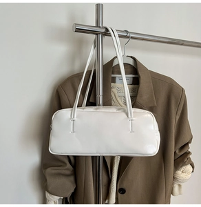 Detail of the high-quality white rectangular leather shoulder bag with reinforced stitching