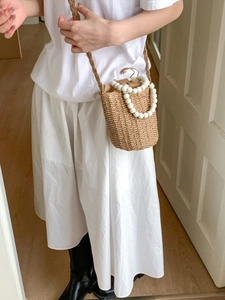 Sac seau en paille avec poignée en perles blanches et bandoulière pour le voyage