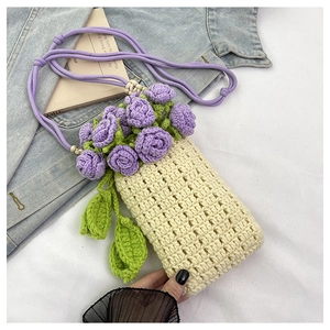 Détail du sac à téléphone au crochet avec des roses 3D violettes et des feuilles