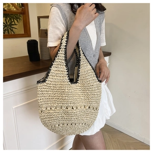 Gros plan détaillé d'un sac cabas en paille fait main avec des motifs de tissage ajourés