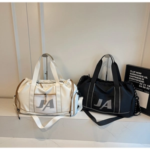 Detail der wasserdichten Reisetasche mit Netztasche und verstellbaren Tragegriffen