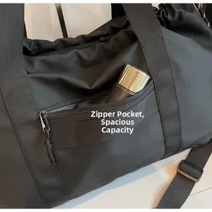 Detail der schwarzen Reisetasche mit Reißverschluss-Seitentasche für Trinkflaschen