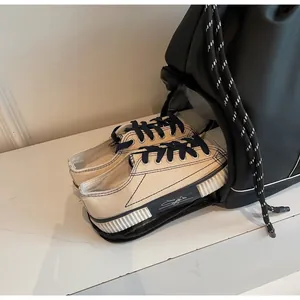 Detail der Reisetasche mit separatem Bodenfach für weiße Sneaker mit Reißverschluss