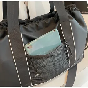Detailansicht der Netztasche am schwarzen Reiserucksack mit Tablet zur Kapazitätsanzeige