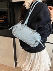 Borsa a spalla in pelle verniciata azzurra con fiocchi decorativi e occhielli