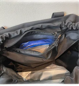 Detailansicht des wasserfesten Trocken-Nass-Trennungsfachs in der schwarzen Reisetasche