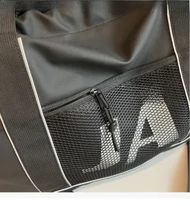 Nahaufnahme des Reißverschlusses und der schwarzen Netztasche mit weißem Logo auf der Tasche