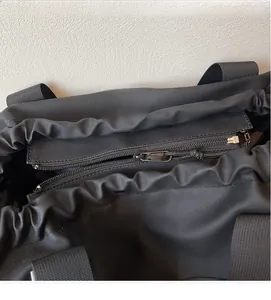 Detailansicht des glatten schwarzen Metallreißverschlusses der großen Reisetasche