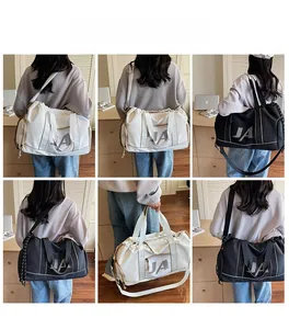 Schwarze und weiße große Reisetaschen mit Schultergurten und seitlichen Netztaschen