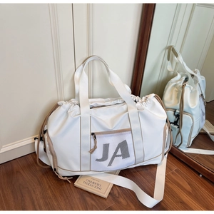Detail der weißen Reisetasche mit Netztasche und verstellbarem Schultergurt für den Sport