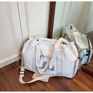 Detailansicht der weißen Sporttasche mit Kordelzug und Mesh-Tasche aus Nylonmaterial