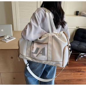 Detail der weißen Reisetasche mit seitlicher Netztasche und verstellbarem Schultergurt