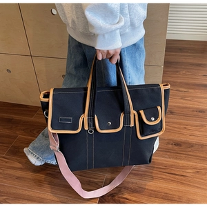 Détail du sac en toile multi-poches avec bordure en cuir et sangles roses pour le quotidien
