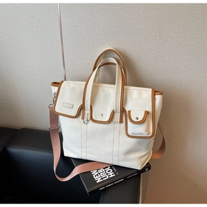 Détail d'un grand sac cabas en toile avec poches multiples et bandoulière réglable