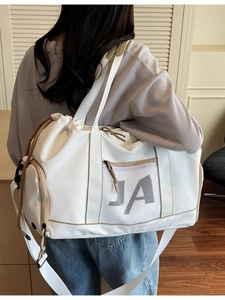Große weiße Reisetasche mit JA-Logo, Netzfach und verstellbarem Schultergurt
