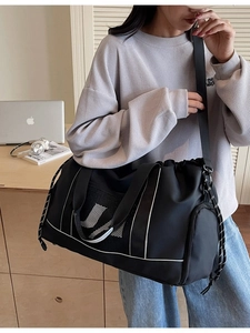 Große schwarze Nylon Sporttasche mit breitem Schultergurt und J-Buchstabe für die Reise