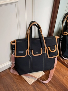 Sac cabas en toile noir avec bordure en cuir marron et large bandoulière rose de style rétro