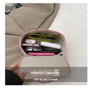 Intérieur du sac seau rose matelassé montrant la capacité pour téléphone et accessoires