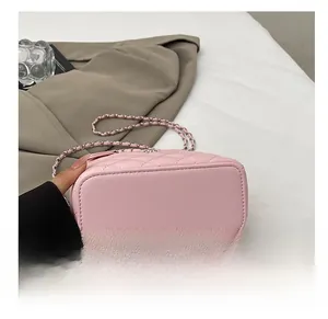 Détail du fond résistant à l'usure et du cuir rose grainé sur le sac à main matelassé