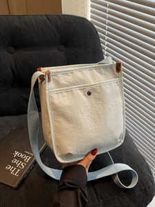 Grande borsa tote in tela celeste con tracolla e tasca con fibbia in metallo alla moda