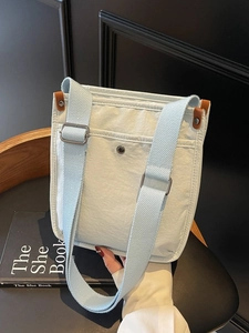 Borsa tote in tela azzurra con tracolla regolabile e tasca frontale in stile lifestyle