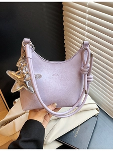 Sac seau lilas plissé avec pendentif étoile et bandoulière à nœuds élégante