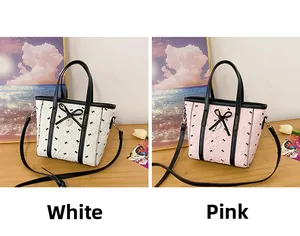 Détails des sacs seaux rose et blanc avec imprimés nœuds et texture de tissu
