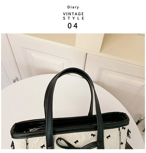 Vue détaillée du sac cabas blanc vintage avec texture et motifs de rubans noirs